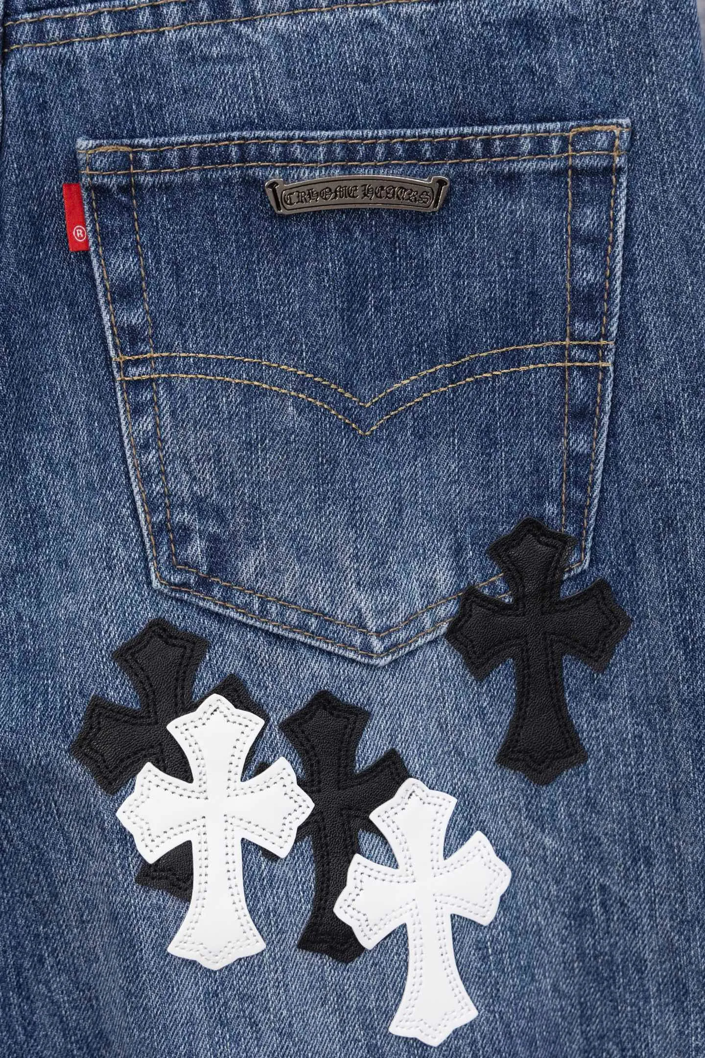 P260 CH Chromehearts limited edition black and white cross patch leather jeans, priced at 34W level, patchwork cross pattern embellishment, washed jeans! ! An absolutely high-end luxury product, a 1.9W-level god-level single product, a super popular product, made by top heavy industry, a magic weapon that cannot be missed! [About Zangyin] This is an extremely luxurious fashion brand that can also be called the aristocracy of the high street. It has always been an exclusive brand for some hipsters or rich second generations. Compared with ordinary high streets, it is more luxurious and noble. Compared with luxury brands, it is more fashionable and individual. It has always been a brand that I have a special liking for. [Top heavy industry fashion design] Consistently high-street luxury style. Speaking of this style, the Zangyin family and GU family are definitely the leading representative brands. Especially the Zangyin family has really achieved a state-of-the-art effect in creating high-street style. The unique washed material is used to create this style. The color system is already quite eye-catching. After it is decorated with patchwork cross flowers, it cleverly highlights the charm of the brand. Secondly, this style uses classic The high-waist cutting design highlights the long legs and fashionable temperament of the upper body. The brand is highly recognizable and the slim fit configuration is more suitable for daily wear. It is a product that interprets personality, fashion, and specifications at a glance. This single product is enough to make any fan excited. It can be a white T-shirt for a youthful college style, or a tight suspender for a royal style. It has strong matching ability and can be easily controlled by men.  [Materials and craftsmanship] Needless to say, this point goes without saying. As an excellent craftsman brand, Zangyin’s requirements for details and craftsmanship are really perfect. The washed color of this model has gone through so many processes, not to mention the embellishment of denim appliques. It is also purely hand-made and sewn. Just like what they believe in, only hand-made things have soul and have the meaning of wear. A top-notch heavy-duty fashionable denim item, I look forward to your perfect interpretation! !  Color: blue Size: 28-36